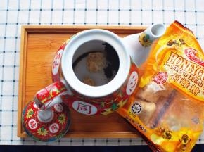 将两三块石蜂糖放入茶壶中。