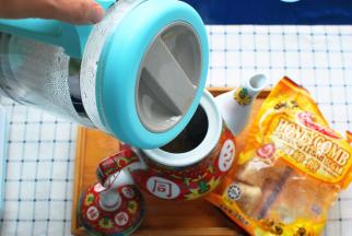 倒入剩余的600毫升沸水。