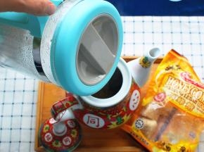 倒入剩余的600毫升沸水。