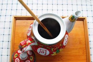 用筷子将糖搅融。