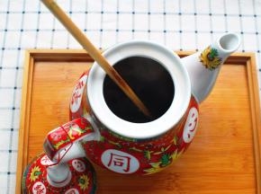 用筷子将糖搅融。