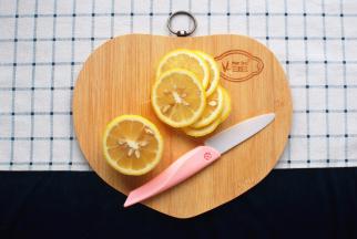 柠檬半个切片，留下半个挤汁。