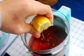 将半个柠檬挤汁兑入茶水中。