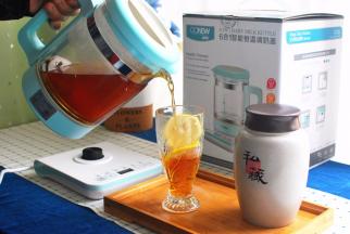 杯中放两片柠檬片装饰，倒入柠檬红茶。倒出满满的一杯柠檬茶：温温的，酸酸甜甜，夹杂着茶香。