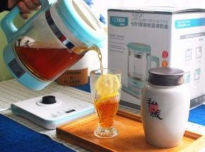 杯中放两片柠檬片装饰，倒入柠檬红茶。倒出满满的一杯柠檬茶：温温的，酸酸甜甜，夹杂着茶香。