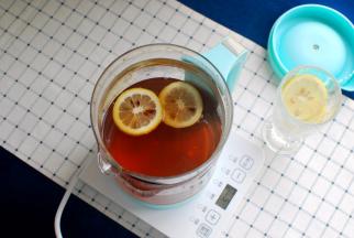 然后将两片柠檬片放入茶中，柠檬红茶即成。夏天可以将做好的柠檬红茶放入冰箱冷藏再饮，解暑。冬天建议热饮，暖胃醒神。