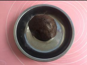 莲蓉馅和奥利奥粉揉匀成团