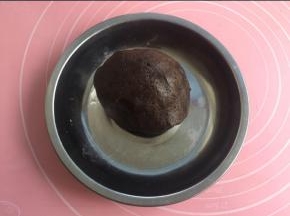 莲蓉馅和奥利奥粉揉匀成团