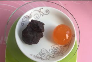 蛋黄和馅料过秤，每组33克
