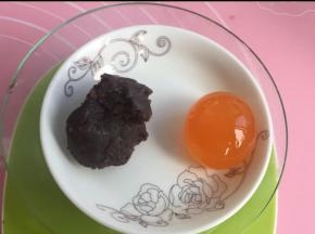 蛋黄和馅料过秤，每组33克