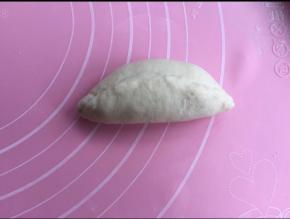 最后对折，捏紧收口。收口朝下放入烤盘