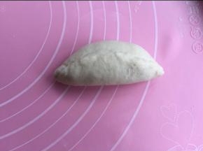 最后对折，捏紧收口。收口朝下放入烤盘