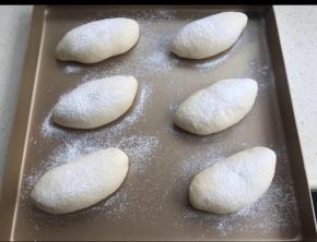 烤箱里发酵到原来的1.5-2倍。撒些面粉