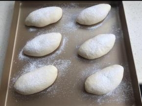烤箱里发酵到原来的1.5-2倍。撒些面粉