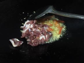 将切好的猪肉放入锅中