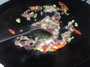 翻炒片刻加入一点盐