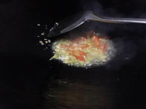 将大蒜切碎，生姜切碎，红椒切碎，泡椒切开，锅里放油，烧热，爆香