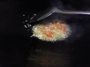 将大蒜切碎，生姜切碎，红椒切碎，泡椒切开，锅里放油，烧热，爆香