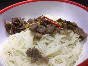 将炒好的猪肉放入碗中