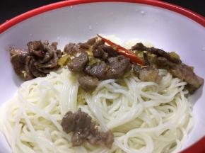 将炒好的猪肉放入碗中