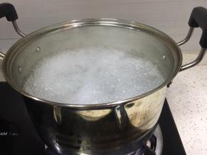 锅里放冷水，大火烧开