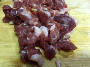 将猪肉洗净切块
