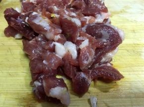 将猪肉洗净切块