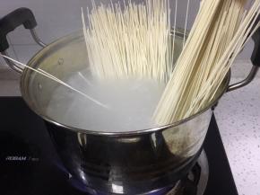 将面条放入锅中，煮开后加次冷水