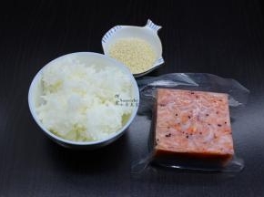 准备食材：米饭、磷虾肉、白芝麻等食材；
