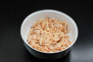 虾解冻，清水清洗一下；PS：这种虾很干净，稍微冲水一下即可。