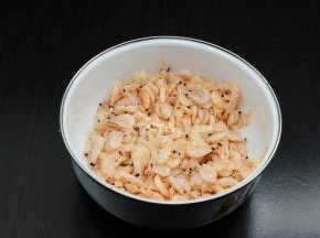 虾解冻，清水清洗一下；PS：这种虾很干净，稍微冲水一下即可。