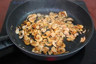 热锅，放少许油，倒入洗净的虾，葱白、姜粉煸香；