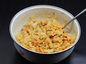 加入粘米粉、白芝麻、盐、生抽、拌均；