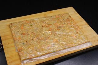 倒入保鲜袋，用擀面杖擀平整，撕开保鲜袋，切块；