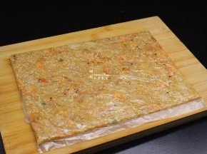 倒入保鲜袋，用擀面杖擀平整，撕开保鲜袋，切块；