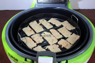 把切好的米饭块放入空气炸锅中；PS：不需要抹油，也不会黏