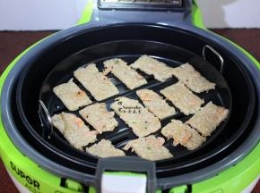 把切好的米饭块放入空气炸锅中；PS：不需要抹油，也不会黏