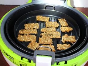 自动关闭，酥脆的虾仁米饭饼就好了。