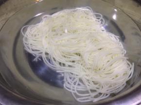 将煮好的面，用冷水浸泡