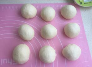 分成均匀9个面团，松弛10分钟