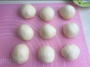 分成均匀9个面团，松弛10分钟