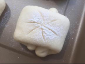 撒面粉，割花纹。