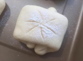 撒面粉，割花纹。