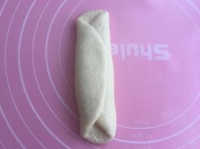 两边往对面折入1/3