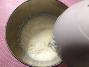 淡奶油加糖，打发（夏天要隔冰水打发，这样好打发）