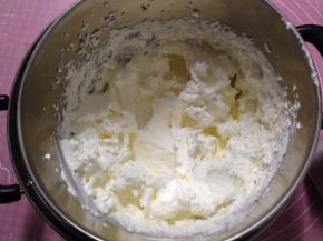 打发至可裱花状态，加盖保鲜膜入冰箱冷藏