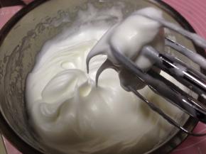 打至湿性发泡，拉起打蛋头表面有小弯钩