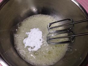 蛋清分次加30克糖