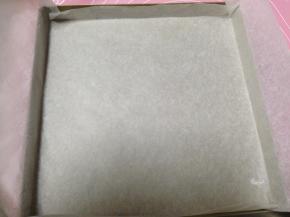 烤盘事先铺好油纸，烤箱180度预热