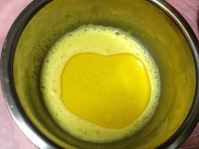 加入葵花籽油充分搅匀至乳化